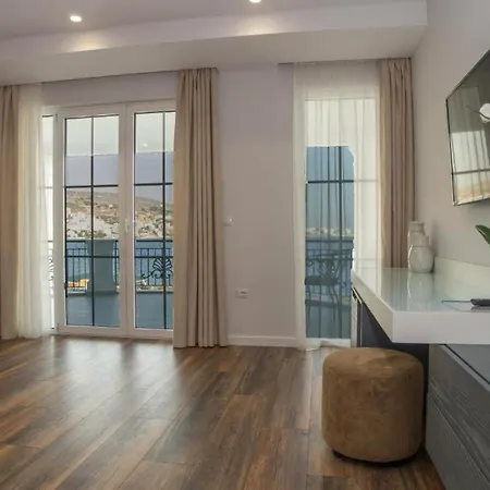 Villa Kalcuni Sarande מלון 4*